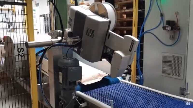 Top labelling of linseed bags volle zakken etiketteren