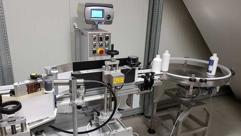 Labelling | Labelling machine with two-part conveyor belt - Codipack